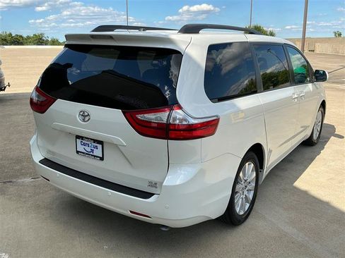 Used 2017 Toyota Sienna XLE Premium AWD/4WD image 7