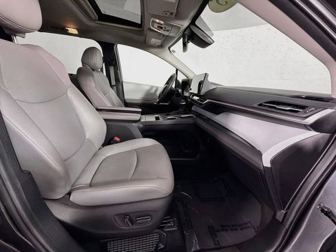 Used 2025 Toyota Sienna XLE FWD image 30