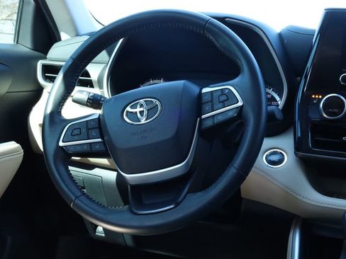 Used 2023 Toyota Highlander XLE image 5