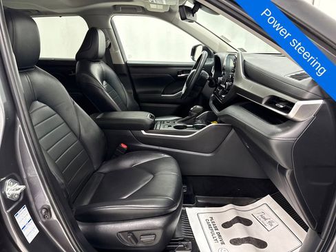 Used 2022 Toyota Highlander XLE image 9