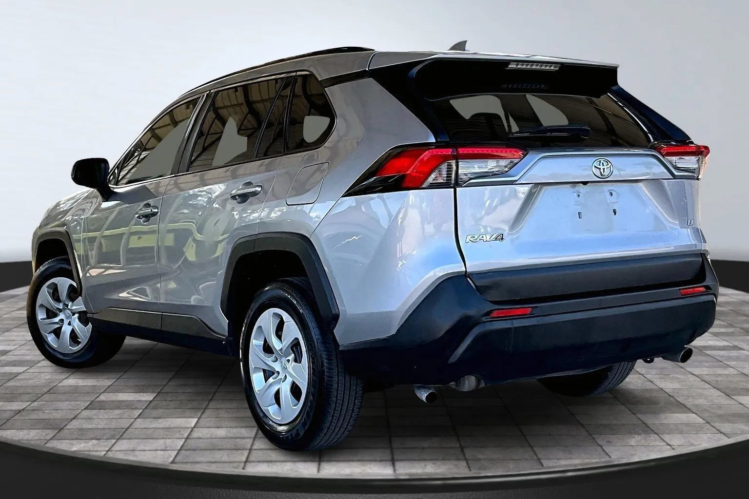 Used 2019 Toyota RAV4 LE FWD image 4