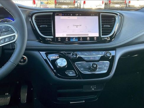 New 2026 Chrysler Pacifica Select image 7