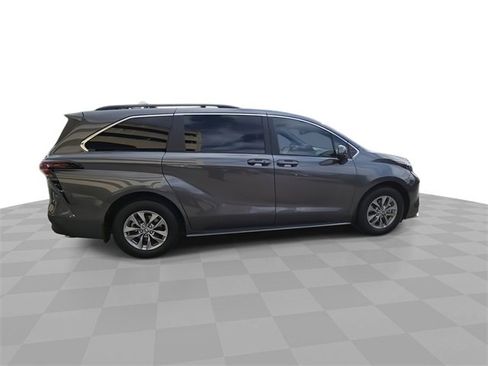 Used 2025 Toyota Sienna LE image 9