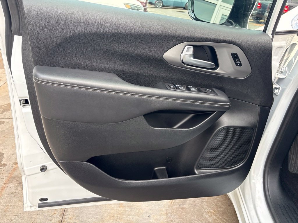 Used 2026 Chrysler Pacifica Select FWD image 19