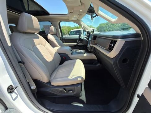 Used 2024 Ford Expedition Limited AWD/4WD image 9