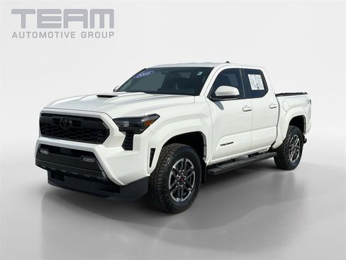 Used 2025 Toyota Tacoma TRD Sport image 3