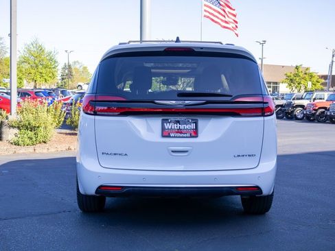 Used 2023 Chrysler Pacifica Limited FWD image 8