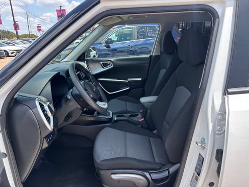Used 2025 Kia Soul LX w/ LX Technology Package FWD image 20