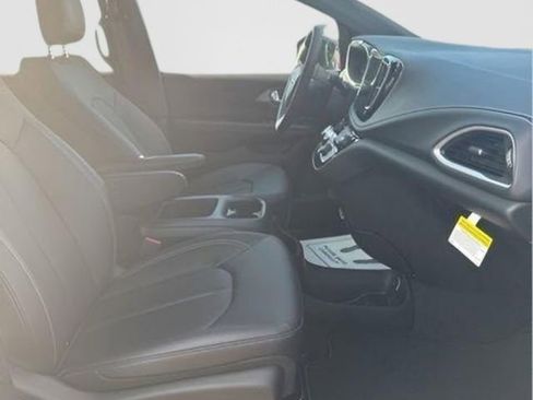 New 2026 Chrysler Pacifica Select image 23