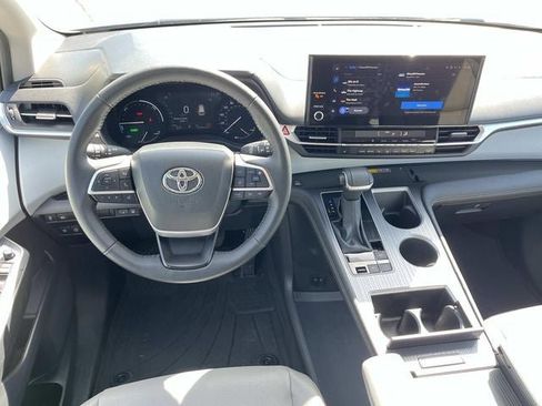 Used 2025 Toyota Sienna XLE image 12
