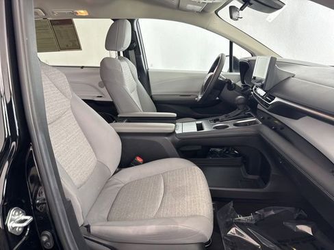 Used 2025 Toyota Sienna LE image 22