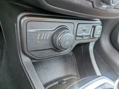 Used 2021 Jeep Renegade Latitude w/ Sun & Sound Group AWD/4WD image 18