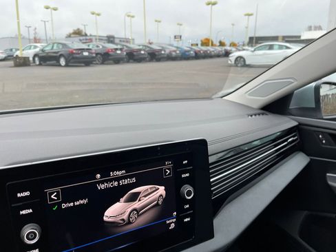 Used 2025 Volkswagen Jetta SE image 34