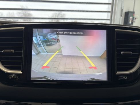 Used 2024 Chrysler Pacifica Touring-L image 17