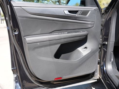 Used 2025 Volkswagen Atlas Cross Sport SE image 18