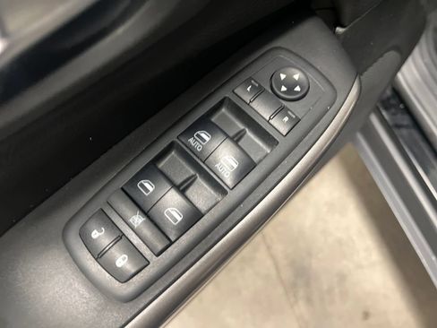 Used 2019 Jeep Cherokee Latitude Plus w/ Comfort/Convenience Group FWD image 14