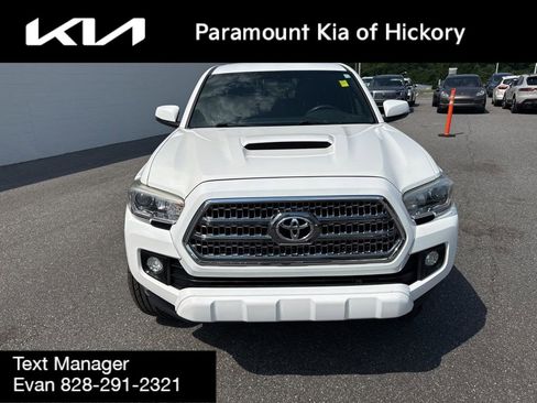 Used 2017 Toyota Tacoma TRD Sport w/ Tow Package RWD image 2