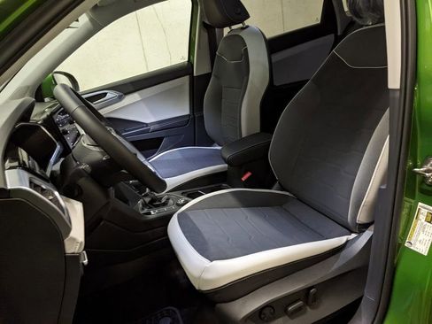 New 2025 Volkswagen Taos SE image 11