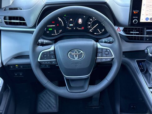 Used 2025 Toyota Sienna XLE w/ XLE Plus Package image 13