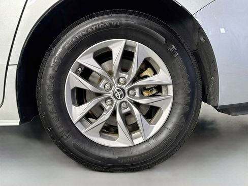 Certified 2024 Toyota Sienna XLE FWD image 33