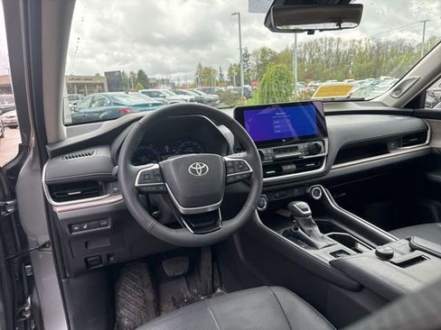 Used 2025 Toyota Grand Highlander AWD image 30