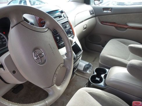 Used 2005 Toyota Sienna XLE image 13