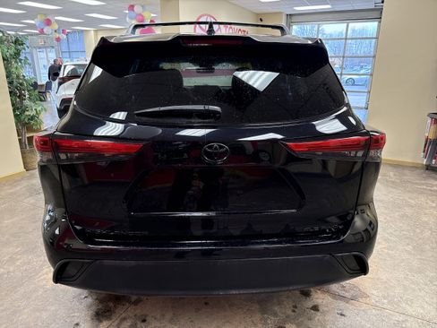 Used 2023 Toyota Highlander XLE image 9