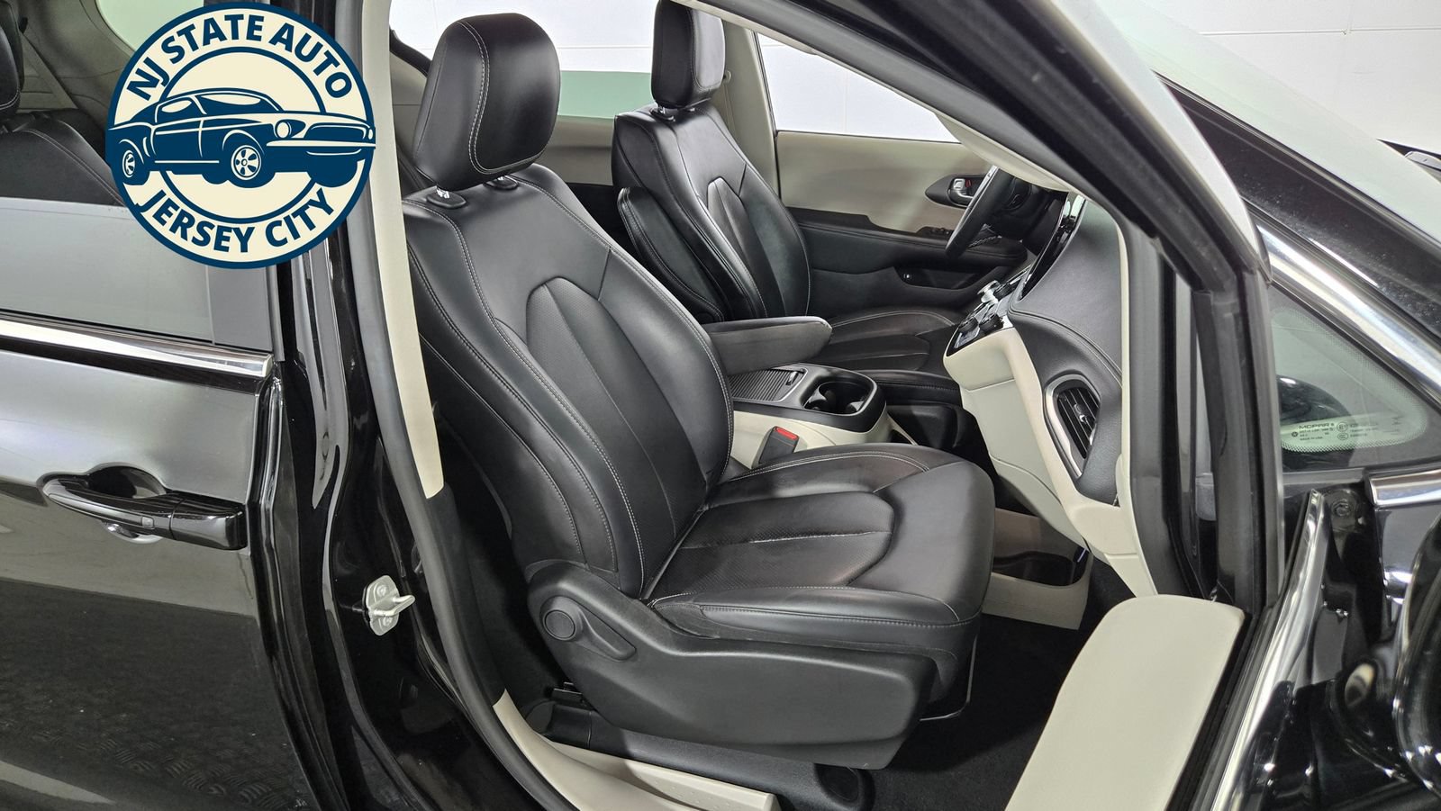 Used 2024 Chrysler Pacifica Limited FWD image 42