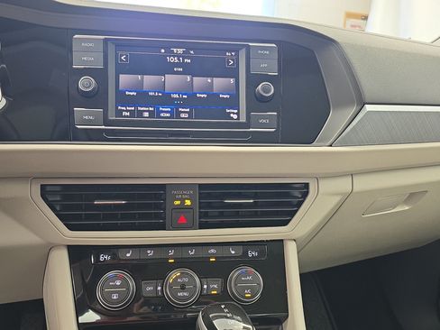 Certified 2023 Volkswagen Jetta SE FWD image 19