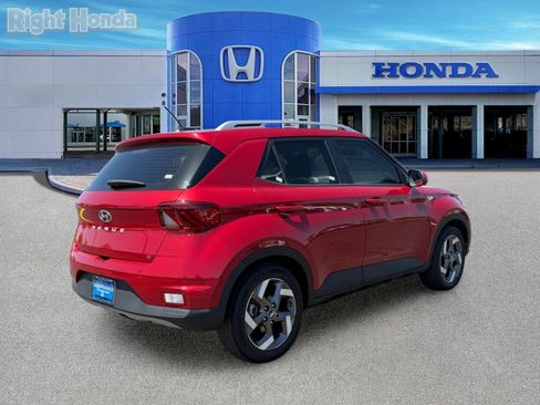 Used 2023 Hyundai Venue Limited FWD image 7