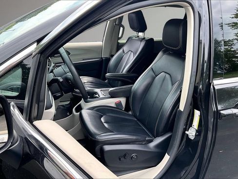Used 2023 Chrysler Pacifica Touring-L FWD image 21