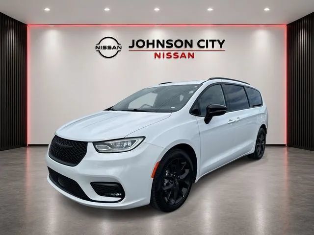 Used 2025 Chrysler Pacifica Limited FWD image 8