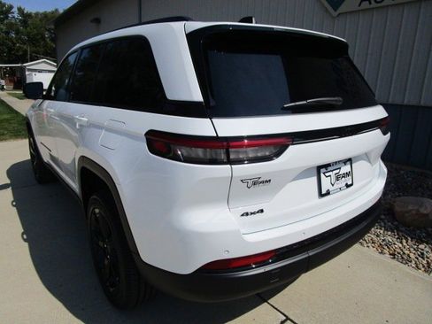 New 2025 Jeep Grand Cherokee Altitude image 5