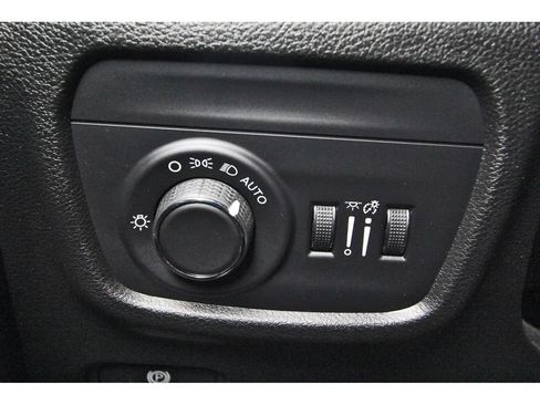 Used 2025 Jeep Grand Cherokee Altitude RWD image 21