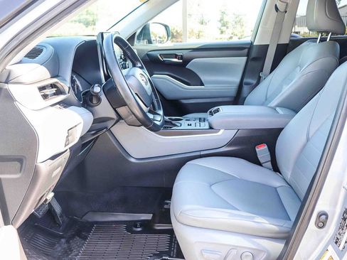 Used 2022 Toyota Highlander XLE AWD/4WD image 22