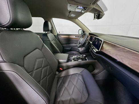 Used 2025 Volkswagen Atlas SE image 32