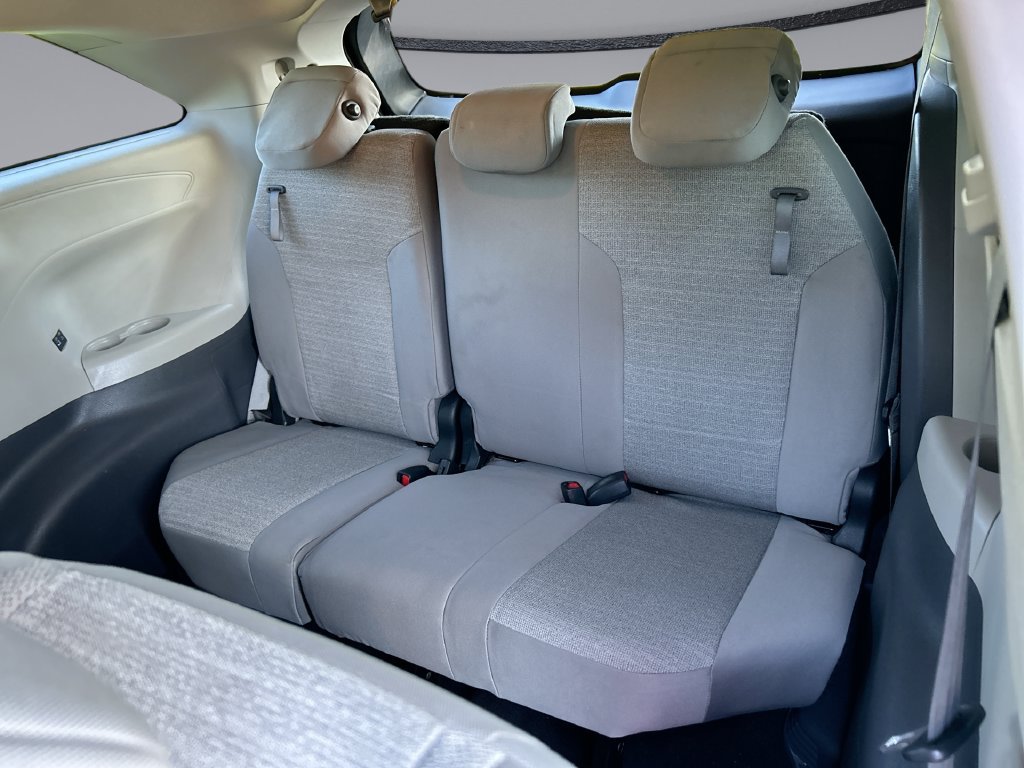 Used 2021 Toyota Sienna LE FWD image 30