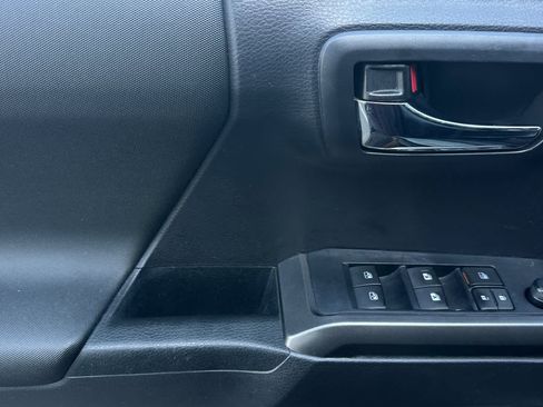 Used 2022 Toyota Tacoma TRD Off-Road w/ TRD Premium Off Road Package image 12