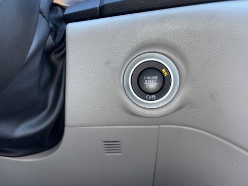 Used 2024 Chrysler Pacifica Touring-L image 21