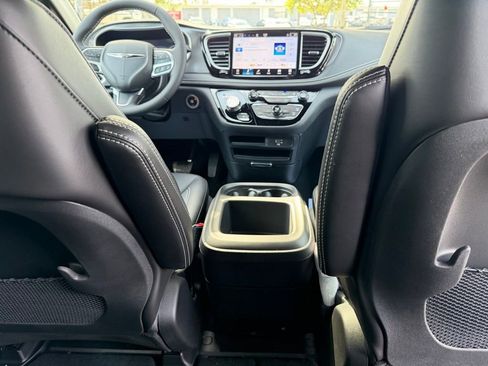 New 2026 Chrysler Pacifica Select FWD image 34