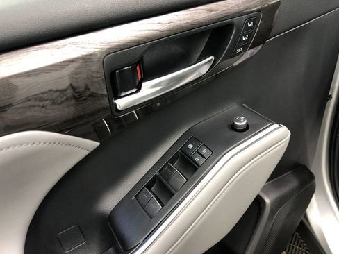 Used 2021 Toyota Highlander Platinum image 13