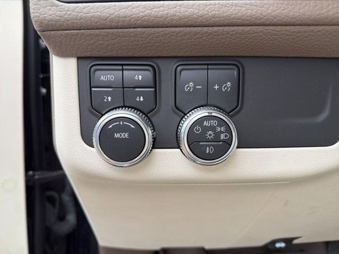 Used 2021 GMC Yukon Denali w/ Denali Premium Package image 8