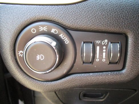 Used 2018 Jeep Cherokee Latitude FWD image 26
