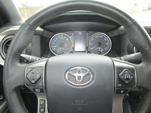Used 2017 Toyota Tacoma Limited image 29