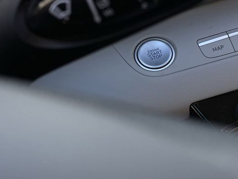 Used 2025 Hyundai Elantra Limited image 16