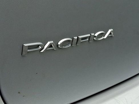 Used 2023 Chrysler Pacifica Touring-L FWD image 8