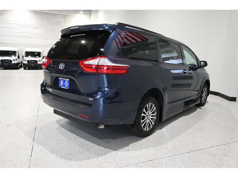Used 2018 Toyota Sienna XLE Premium FWD image 6