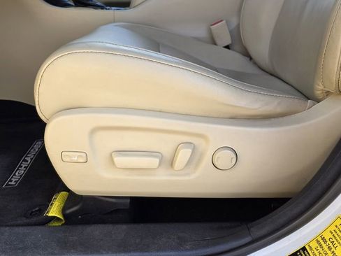 Used 2017 Toyota Highlander XLE image 12