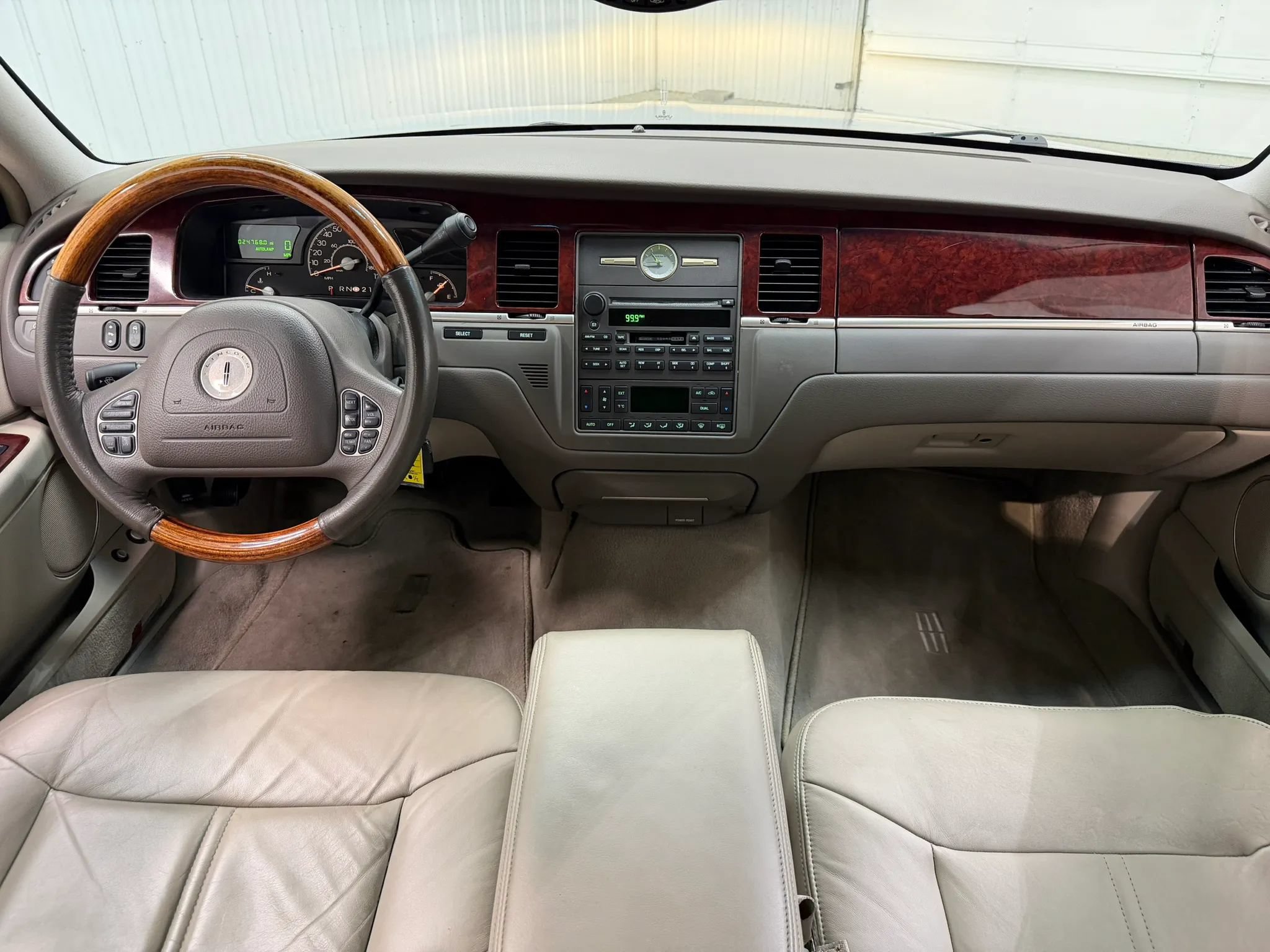 Used 2004 Lincoln Town Car Ultimate RWD image 13