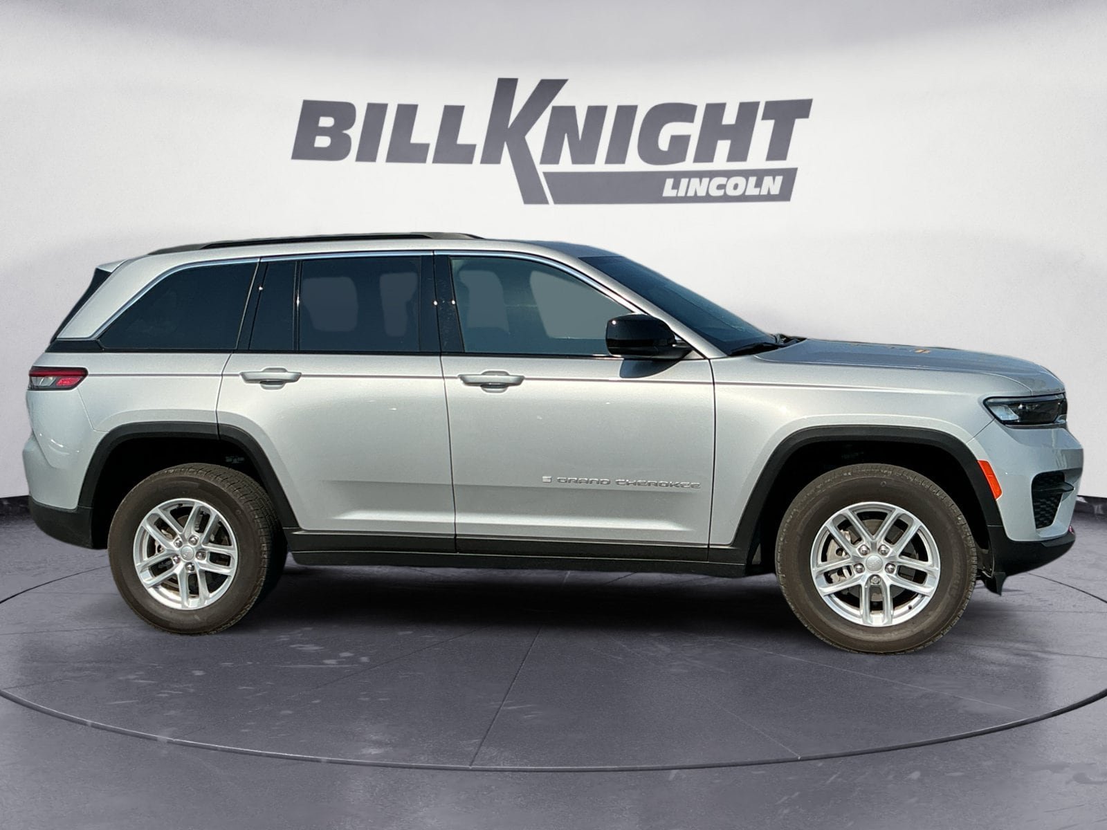 Used 2025 Jeep Grand Cherokee Laredo X w/ Luxury Tech Group I AWD/4WD image 7